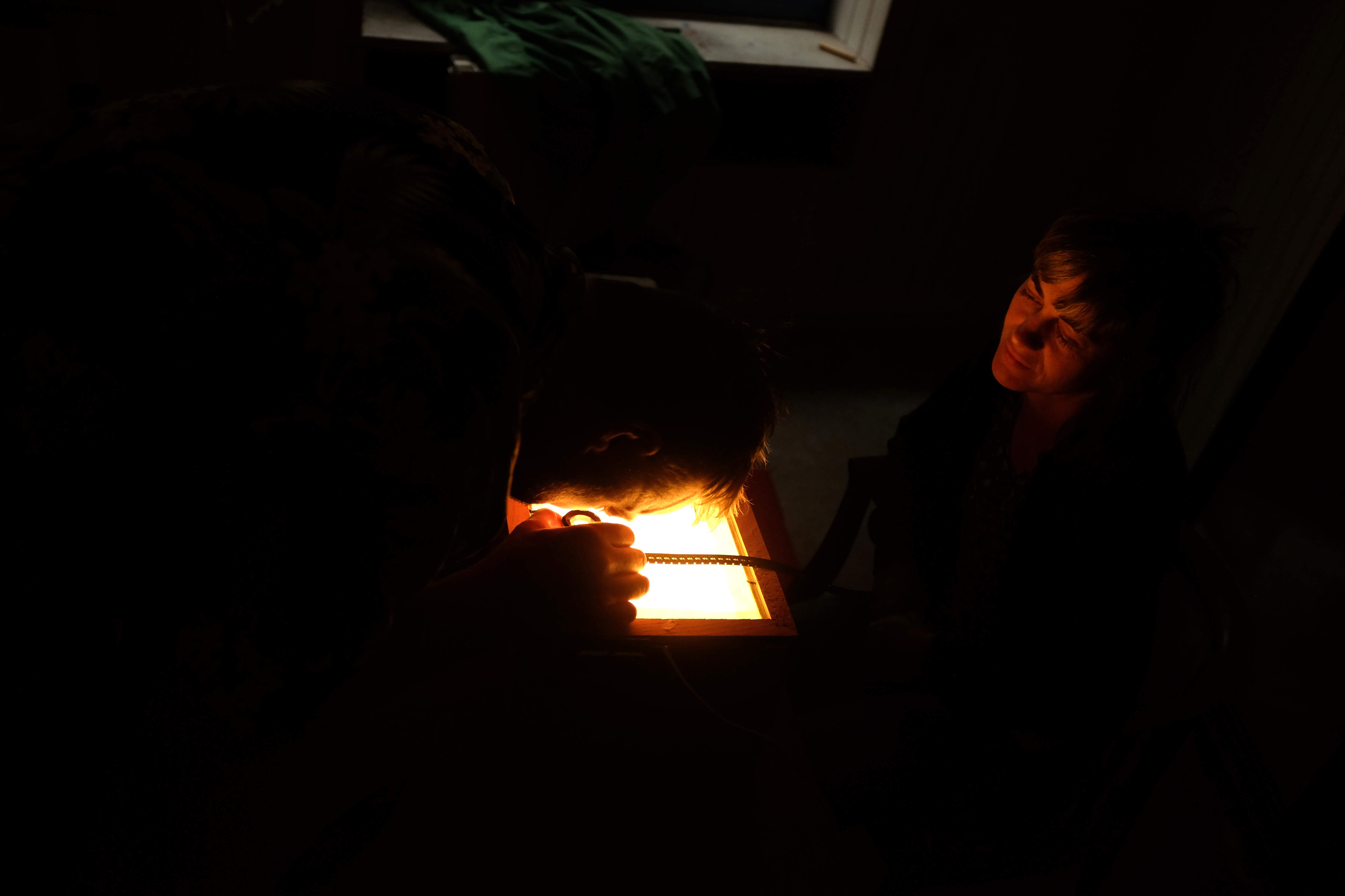 Montage du film à la main, sur table lumineuse avec bobines 16mm